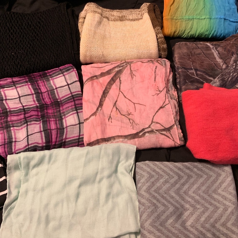 Scarfs - Picture 3 of 7